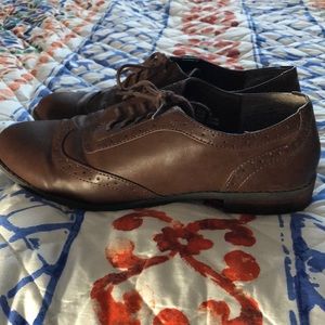 Women’s dark brown wingtip shoes